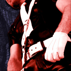 Mensch Dresscode BLUF gros plan